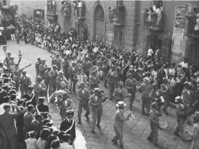 Per le le strade di Bari era una festa continua. Musica innanzitutto. Tra le vie marciavano bande musicali che proponevano le cosiddette �maggiolate� (componimenti musicali di carattere popolare) al suono du tammer�idde (tamburello) e de la castaggn�le (nacchera)